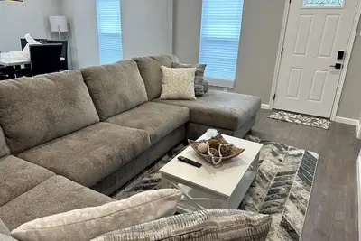 Image de Cozy, charming house. Just South of Bishop Arts and Winnetka Heights.