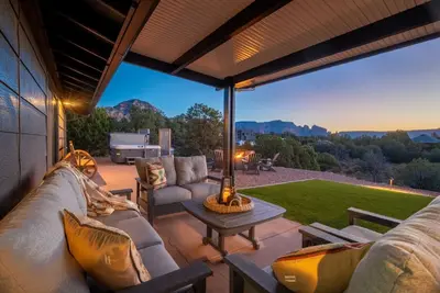 Image de Views, hot tub, dog friendly, near trailheads!