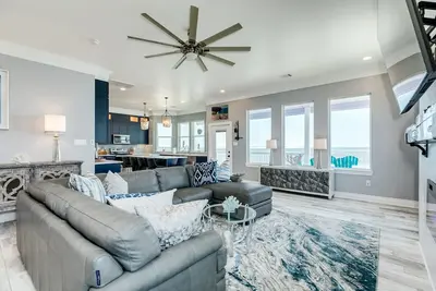 Image de Beachfront Luxury Retreat – Oceanfront, Family & Pet-Friendly Paradise