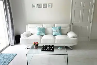 Image de New! 1 Bedroom Luxury Modern Condo - very close to the beach