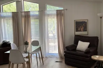 Image de Centrally secluded, Urban Ranch Guesthouse, walk/bike to markets, dining & more!