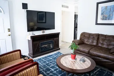 Image de Fully Furnished Newly renovated 3 Bed 1Full Bath Single Family Home near Airport