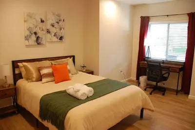 Pittsburgh Delight - Comfy 2b/1b Apt w/ Private Parking, First Floor Unit