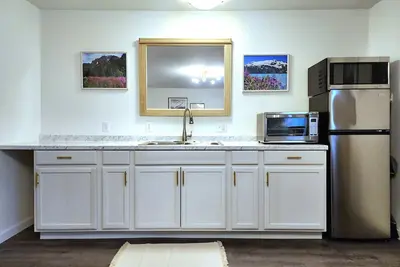 Image de Fireweed 2 Bedroom by airport; lakes, trails, fishing, skiing, hiking!