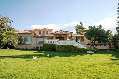 Image de Spacious & Elegant Contemporary Colonial Country House!