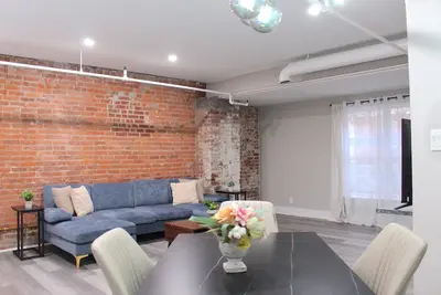 Image de ★Modern 2 bed, 1 bath w/ patio! Great downtown location ★