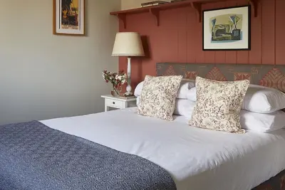 Image de 1 double room & 1 king zip n link room which can be singles