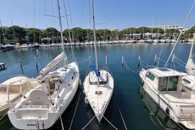 Image de Belle marina exposée sud, vue port de plaisance et proche de la plage