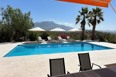Image de Spacious Villa with panoramic lake and mountain views. Starlink Mega-Internet