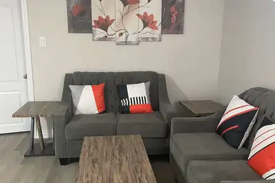 Image de Brand New Cozy 2 Bedroom In Law Suite with separate entrance (self check-in)