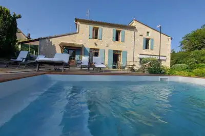 Image de Maison Familiale au bord de rivière avec piscine