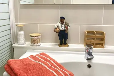 Image de Appartement de charme entièrement rénové avec balcon, au coeur du centre-ville!