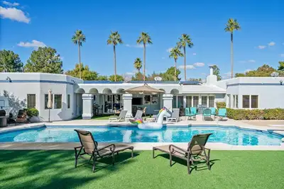 Image de Pet-friendly entertainer's abode with heated private pool, spa, and pool table!