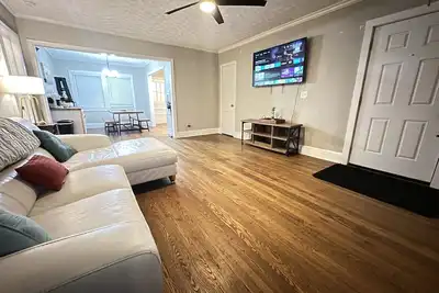 Image de King bed! Quiet & Cozy, Updated, Patio porch & fenced yard for pups!