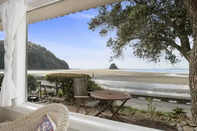 Image de Beachside Bliss – Waiwera Beachfront Holiday Home