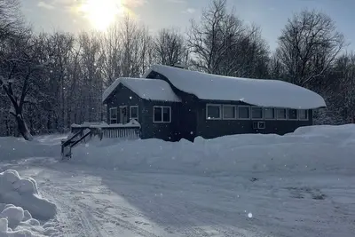 Image de All seasons sportsman’s house, Atv and snowmobile from our driveway.