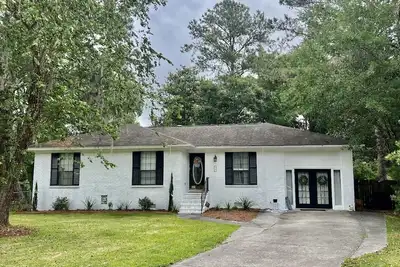 Coastal White Cottage-Isle Of Hope in Savannah