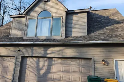 Image de Secluded mother in law suite above garage with 2 private entrances.