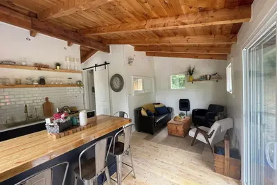 Image de The Bay Stay! Fully Renovated Off-Grid Waterfront Cottage on Burridge Lake