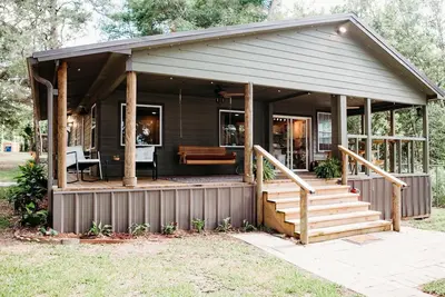 Image de Secluded Waterfront Cabin with wifi, private dock with boat lift and courtyard