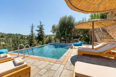 Image de Impressive & Beautifully Restored House - 2 Self-Contained Suites, Private Pool & Stunning Views!