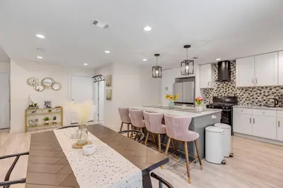 Image de Classy & Cozy 3bd 2Bath w Office in Hip South Austin