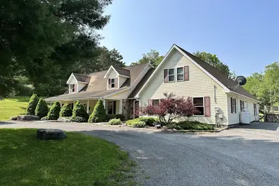 Image de Alvie House: 5 min from Wisp&Dcl, Outdoor Fire Pit, Fireplaces, Country Kitchen