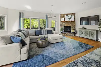 Image de 5 Bed 5 1/2 bath | Private Hot Tub | Walk to Wisp and Golf