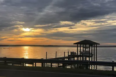 Image de Mikes by the bay. Waterfront Blue Angels shows close. Near the Base beaches close