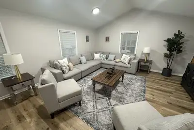 Image de Renovated, Rare, Peaceful Home