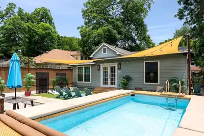 Image de 8 blocks from Dt Austin Group Getaway with Pool