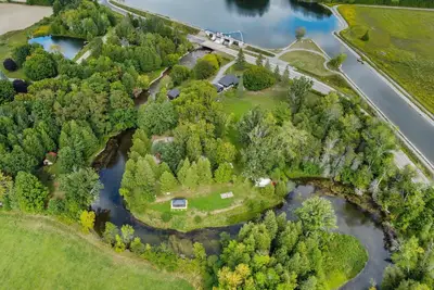 Image de Cozy modern Cottage on the Talbot River in beautiful park like setting