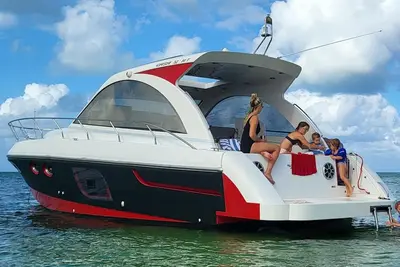 Image de Sleep on a Sleek Italian Yacht in the Cayman Islands