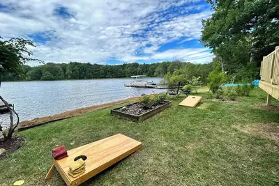 Image de Vintage Lakefront Cottage on all sports lake.