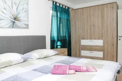 Appartement de deux chambres avec le balcon et la vue sur le mer Kastel Kambelovac, Kastela (A-21372-a)