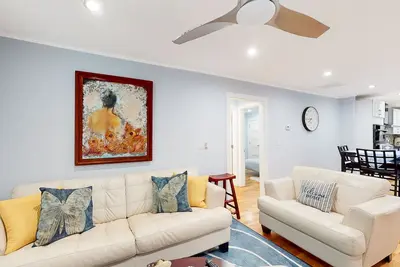 Image de Ideally located home with a large yard, bikes, board games & Ac - dog-friendly