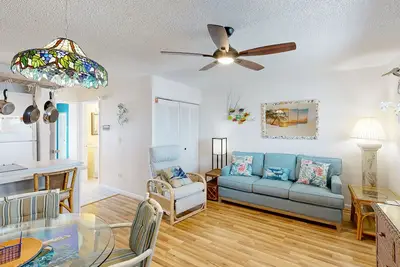 Image de Top-floor, waterfront condo with canal views, pool, gym, on-site restaurant