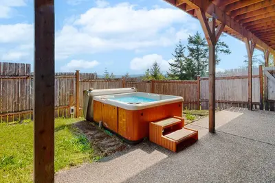 Image de Inviting home with hot tub, water view, fireplace, pool table, & W\/D