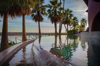 Image de Comfortable Stay! Lake View, Outdoor Swimming Pool, Complimentary Parking!