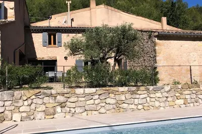 Image de Gîte provençal avec piscine