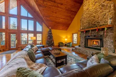 Image de Spacious Cabin w/Hot Tub~2 King beds, fire pit