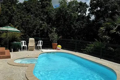 Image de Villa La Bastida de style provençal avec piscine, jardin clos arboré, au calme.