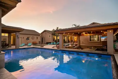 Image de Welcome to Paradise | Pool Table, Swim Up Bar, Htd Pool, Hot Tub, Casita!