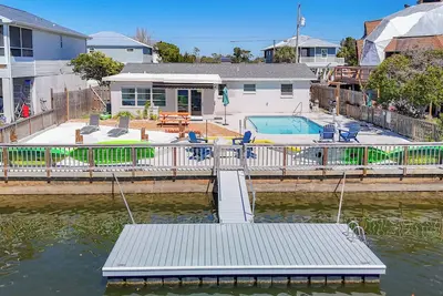 Image de Waterfront Luxury • Private Beach • Heated Pool • Dock • Kayaks
