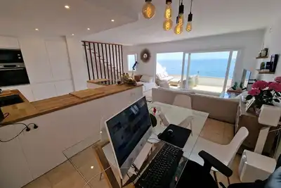 Image de Front Line Townhouse With Direct sea Access