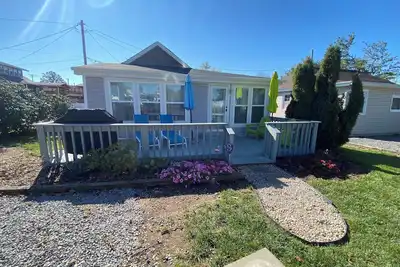 Image de Historic Tiny Cottage just steps to the lake. Pet Friendly!
