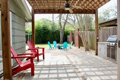 Image de Private home 5 minutes from downtown with large outdoor space!