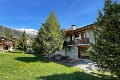 Image de Chalet familial - pierres et bois - au coeur d'un village savoyard pittoresque.