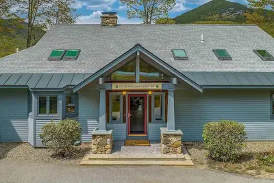 Image de Luxury Home On Loon Spectacular Mtn Views, walk to ski lodge, Pool/Spa included