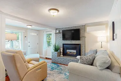 Image de Bright home steps from private beach with kayaks, dock & Onset Bay view